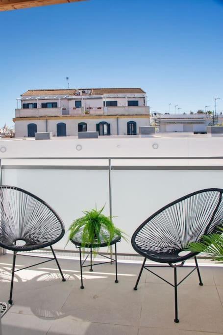 Live Like A Local In Contemporary Duplex *
