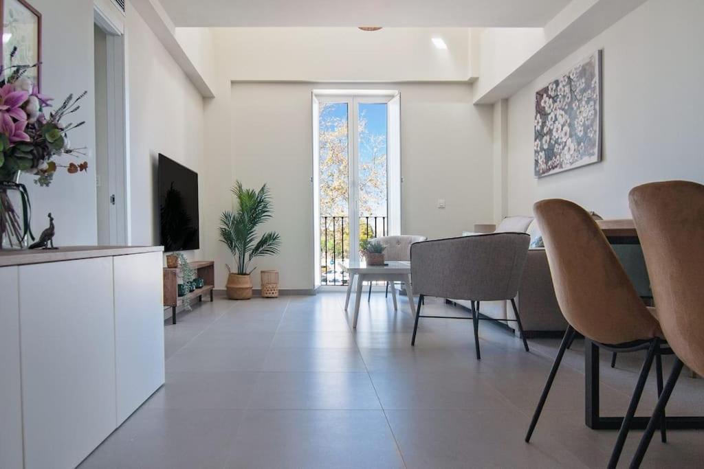 Live Like A Local In Contemporary Duplex Séville