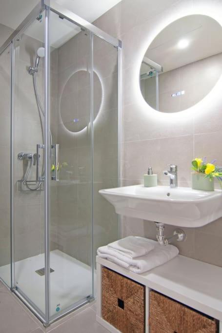 Live Like A Local In Contemporary Duplex Séville