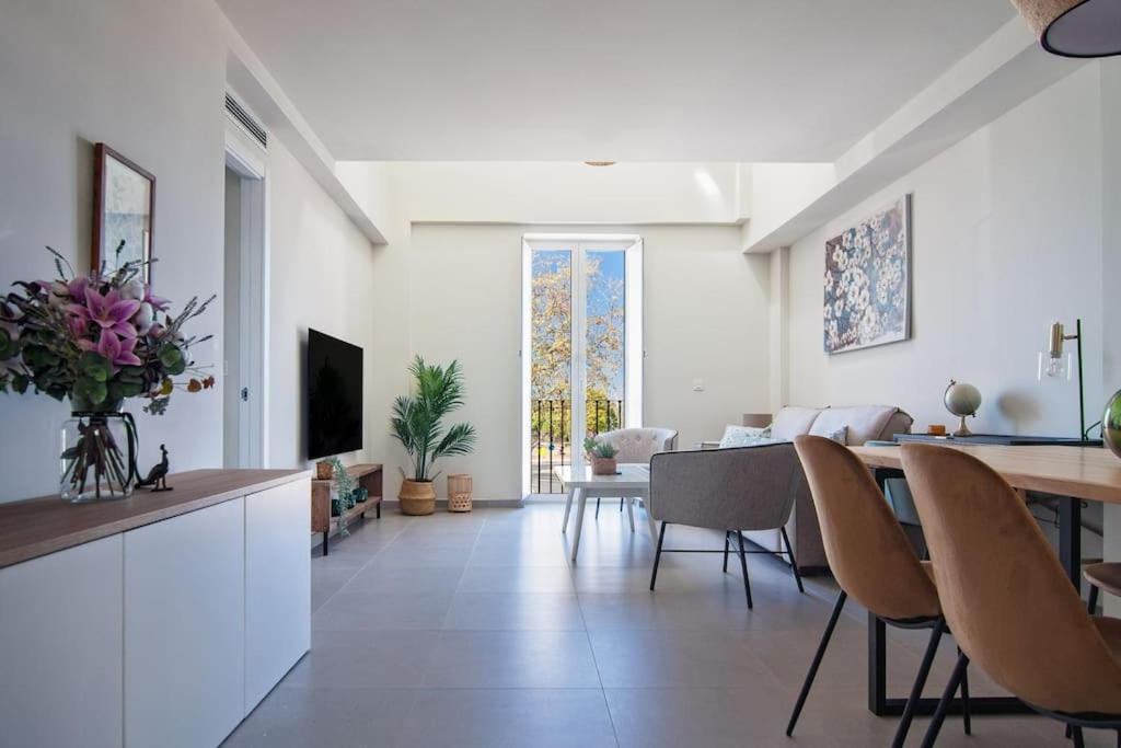 Live Like A Local In Contemporary Duplex *