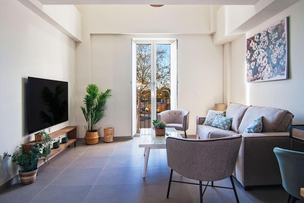 Live Like A Local In Contemporary Duplex *