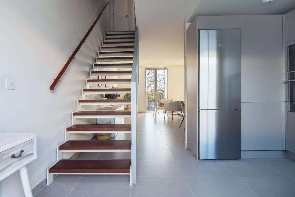 Live Like A Local In Contemporary Duplex Appartement Séville